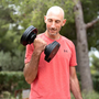Guillaume réalisant un curl biceps avec haltères réglables Fitnesstorm, illustrant un exercice de musculation des bras.