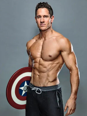 Débutant en musculation réalisant un développé épaules avec haltères, suivi d’un entraînement cardio pour tonifier les bras.