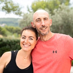 Guillaume et Savéria s’entraînent avec des haltères réglables, fitness à domicile sans contrainte.