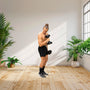 Entraînement musculaire avec haltères dans un salon moderne, démontrant la compacité et l’intégration du matériel dans un intérieur.