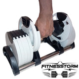 Haltère réglable gris FitnesStorm saisi à pleine main, illustrant un design ergonomique pensé pour une prise en main confortable et une sécurité optimale pendant les exercices.