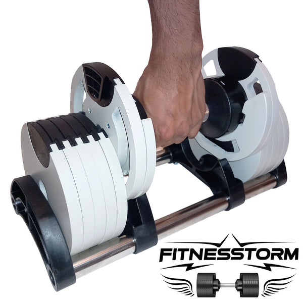Haltère réglable gris FitnesStorm saisi à pleine main, illustrant un design ergonomique pensé pour une prise en main confortable et une sécurité optimale pendant les exercices.