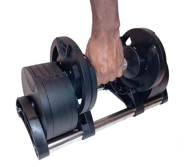 Haltère réglable noir FitnesStorm saisi à pleine main, illustrant un design ergonomique pensé pour une prise en main confortable et une sécurité optimale pendant les exercices.