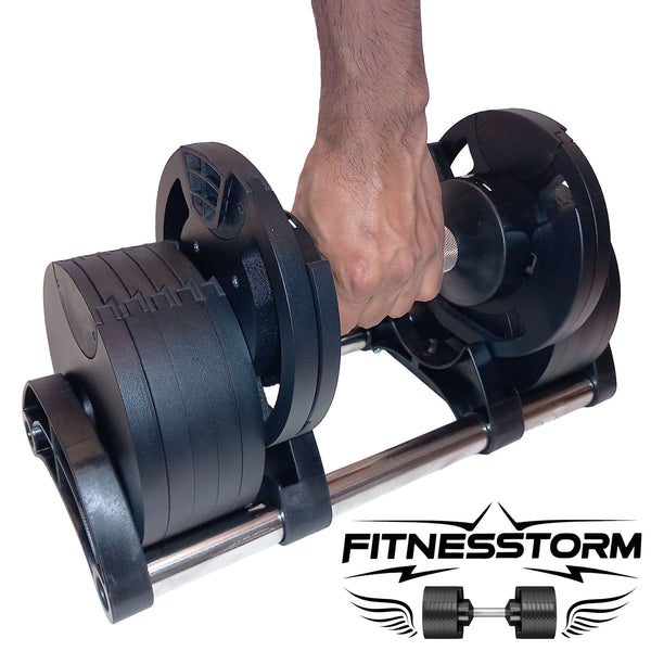 Haltère réglable noir FitnesStorm saisi à pleine main, illustrant un design ergonomique pensé pour une prise en main confortable et une sécurité optimale pendant les exercices.