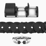 Haltère réglable FitnesStorm avec ses différents poids étalés, illustrant une polyvalence maximale adaptée à tous les niveaux, du débutant à l’expert, avec ajustement précis selon l’intensité souhaitée.