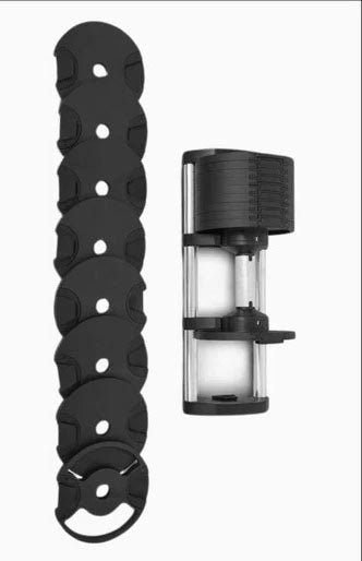 Haltère réglable FitnesStorm avec ses différents poids étalés, illustrant une polyvalence maximale adaptée à tous les niveaux, du débutant à l’expert, avec ajustement précis selon l’intensité souhaitée.