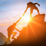 Vidéo amusante d’un sportif repoussant une personne assise sur ses genoux pendant son exercice