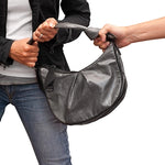 Un voleur tente un vol à l’arraché en tirant sur un sac, mais la victime transforme la situation en exercice de musculation, illustrant le slogan de Fitnesstorm : transformer chaque défi en puissance.